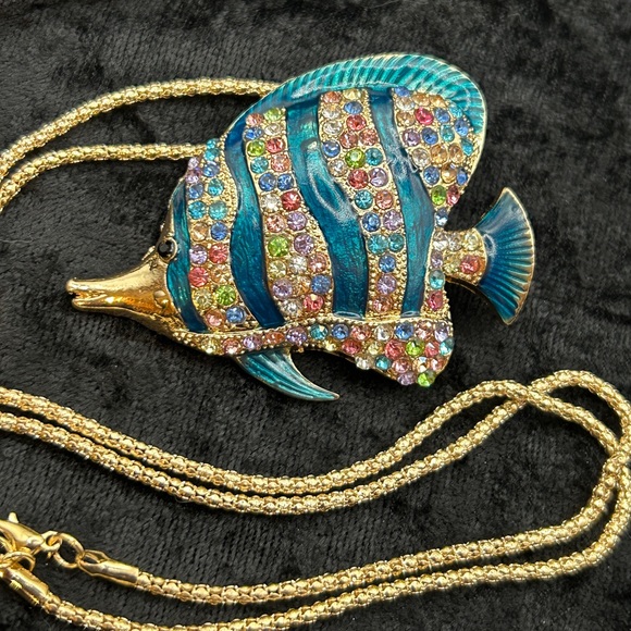 Betsey Johnson Deep Teal Rainbow Rhinestone Tropical Fish Pendant Necklace - Picture 5 of 5